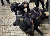 VIDEO Bratislava, poledne. Dva týmy policistů a blázen s nožem. Pak přišly výstřely. To, co následovalo, může mít dohru