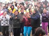 Romové z Krupky odmítají vyhlášku, která zakazuje sedět venku 