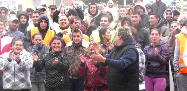 Romové z Krupky odmítají vyhlášku, která zakazuje sedět venku 