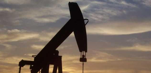 Ceny ropy klesají. Vladimira Putina prý bude bolet hlava