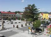 Rožnov pod Radhoštěm: Radnice reaguje na potřeby seniorů, po městě jsou instalovány nové lavičky