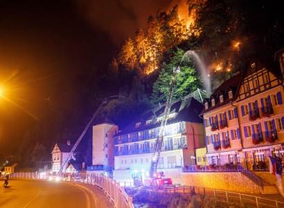 Požár v Českém Švýcarsku by hasiči mohli zcela zlikvidovat do týdne