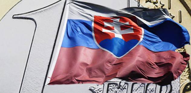 Začínáme revoluci proti tyranii, zní Slovenskem. Internetem koluje video