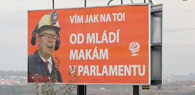  FOTO Tento velký a posměšný plakát proti šéfovi ČSSD visí v Praze. Už je kolem něj zle