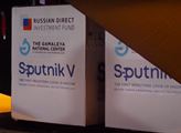 Evropské státy budou vyrábět vakcínu Sputnik, jenom my zase budeme za hlupáky, uvedl Okamura