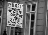 Z demonstrace Za slušné Česko: Miloši, odstup nebo zemři! V průvodu jde i Kalousek