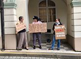 FOTO Tři demonstrantky pro Zdeňka Šarapatku. A „poprava“ už jede, sledujeme