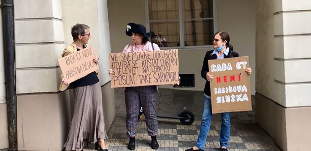FOTO Tři demonstrantky pro Zdeňka Šarapatku. Sledovali jsme „popravu“