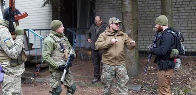 Tajná zpráva o průšvihu: Vojáci s výcvikem ze Západu, velení z Ukrajiny. Dohromady to nefunguje