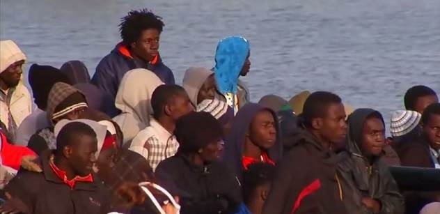 Jan Urbach: Migranti v Calais vtrhli na trajekt