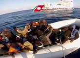 Lodě NATO začínají zasahovat proti pašerákům uprchlíků. Novinář Palata píše o zásadním zlomu