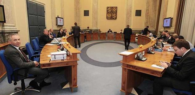 Vláda projedná návrh na rozpuštění stran, naposledy přijde Drábek