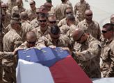 Policie obvinila muže kvůli výlepu textů chválících smrt vojáků