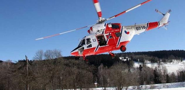 Armádní vrtulník pomáhá hasit požáry, v pohotovosti bude i nadále