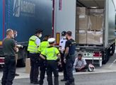 Další migranti v kamionu. Na Berounsku museli zasahovat záchranáři a tři policejní hlídky