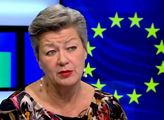 „Nesmíte je bít!“ Komisařka z EU bude řešit Řecko. Znáte ji, byla v ČT