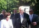 Prezident Miloš Zeman s manželkou právě vystoupili...