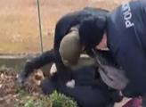 VIDEO „Nemůžu dejchat! Svi*ě, ty vo*e!“ Demonstrant na útěku skončil na zemi. A dostal nakládačku od policie