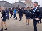 Vlaky stojí, nádražáci tančí. VIDEO Českých drah vás vykolejí