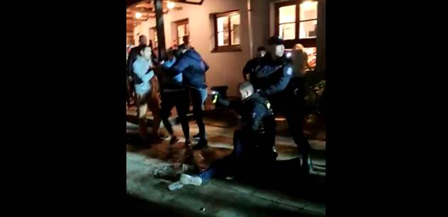 VIDEO „Hamáčkovo gestapo.“ Vylezli z hospody a plivli policii na auto. Slovo dalo slovo