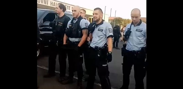 Romský aktivista pro PL: Problém je chování policie. Demonstrace před vládou? Své řekl i k bitce s fotbalovými výtržníky v Sokolově