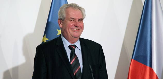 Prezident Zeman vyvěsil vlajku EU. Před Hradem se křičí a píská