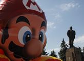 Postavička z videoher Super Mario a postava z hist...