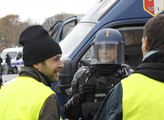Brutální VIDEO: Francouzský policista vpálil demonstrantovi gumový projektil přímo do tváře