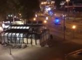 Drastické VIDEO. Teror ve Vídni: Střelec v ulicích. Policista vážně zraněn, zabitý chodec. Další mrtví a zranění