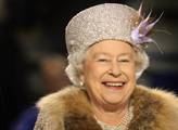 Britská královna Alžběta shání komorníka.  Podmínkou pusa na zámek
