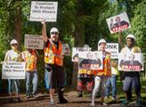 Koalice na obranu horníků OKD protestuje u sídla Zdeňka Bakaly v Hilton Head