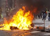 Reportér PL v ohnivých ulicích rozbouřené Paříže: „Macrone, demisi!“. Desítky tisíc lidí protestují. Bitky s těžkooděnci, vodní děla a slzný plyn