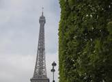 Na Eiffelovku pověsili včera greenpísáci transpare...
