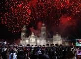 Mexiko slaví Den nezávislosti. Ohňostroj nad Náměs...