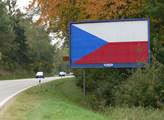 Česká vlajka na billboardu určeném k likvidaci
