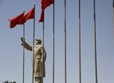 Velký kormidelník Mao kyne čínskému městu Kašgar, ...