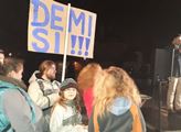 „Fuuuuj.“ Demonstrace proti Babišovi v Českých Budějovicích se zvrtla a schytal to i Okamura