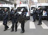 Útoky na francouzskou policii. Ministr má řešení, zákaz pyrotechniky. Český právník si přisadil hláškou o migrantech