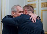 Prezident Zeman se vítá s Robertem Ficem