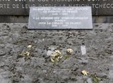 Také tento na pařížském hřbitově Pére Lachaise, kd...