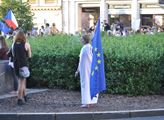 Dívka s vlajkou Evropské unie