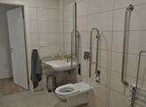 Záchod v zařízení poskytujícím paliativní péči pro...