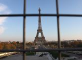 Kolem Eiffelovky je pusto a prázdno 