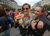 Praha je mrtvé město a jediní, kdo se v ní trochu baví, jsou homosexuálové, zaznělo z novin