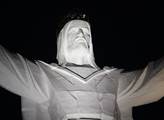 Takže je socha Krista Krále i v temnotě dobře vidě...