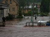 Povodňová pomoc zdaleka není pro každého, varuje deník