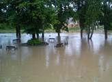 Prudký déšť způsobuje bleskové záplavy na Chomutovsku. Voda komplikuje i dopravu