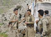 Ze základen v horách kurdské jednotky pešmergů, kt...