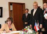 První dáma Ivana Zemanová připojuje svůj podpis