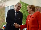 Prezident Zeman zakončil návštěvu Německa drsnou tiskovkou. Tepal novináře i „mentálně zaostalého“ Klvaňu. Došlo ale i na vážná témata